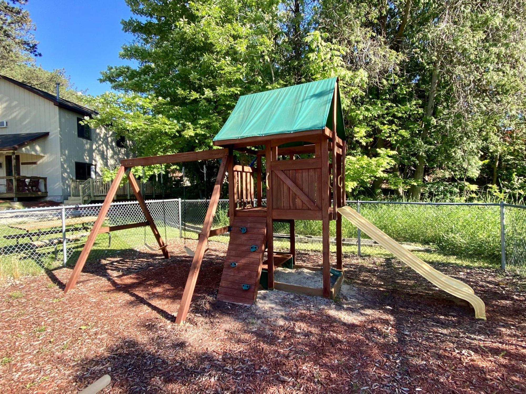 Betsie Riverside Resort Benzonia 외부 사진